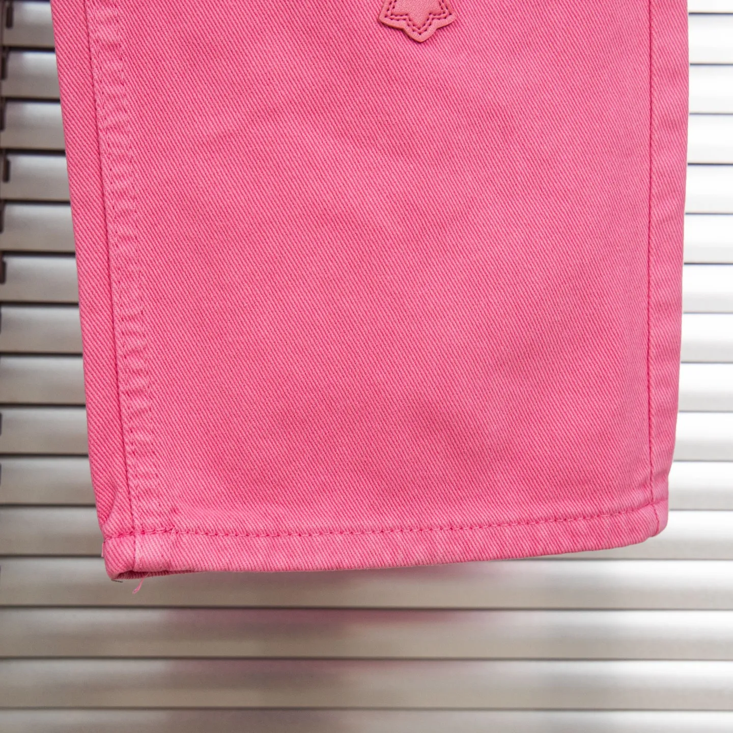 P250 CHROME HEARTS 25ss amine light pink cross patch leather washed jeans - Full of exploring the ultimate in fashion, Chrome Hearts' new Chrome Hearts pants not only present a unique style, the fresh ice blue color looks particularly youthful and energetic. The mid-high waist design is paired with a lazy and casual style, which not only shows long legs but also maintains a casual feel. It is a must-have fashion choice for trendy men and trendy women. Style number: 1778# Color: Dopamine powder Size: 28 30 32 34